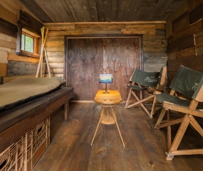 シンプルなベッドとチェアだけ。最低限で過ごす豊かさ